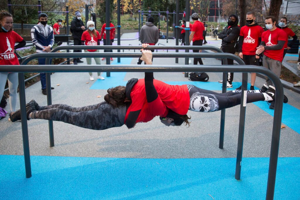 Deux personnes qui font du street workout